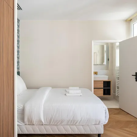 Апартаменты Cozy For 2 Near Bastille Париж